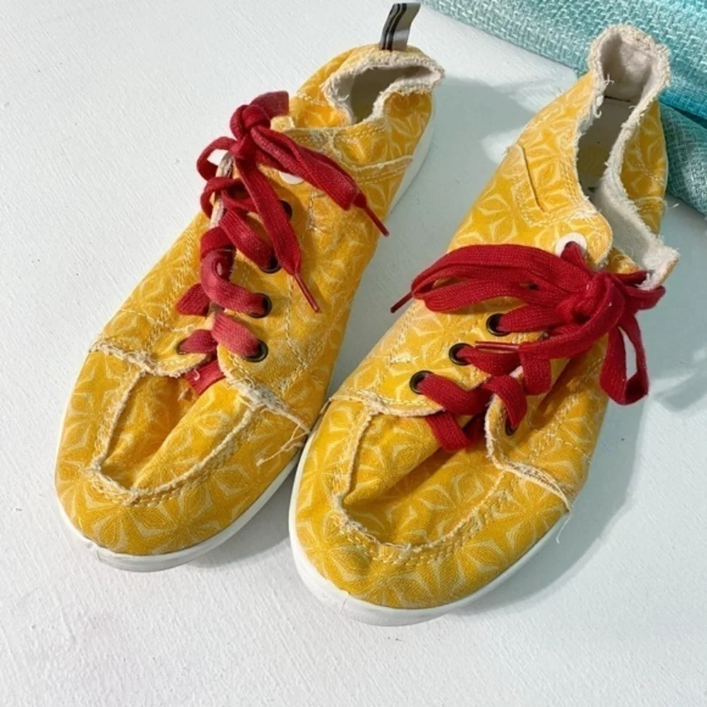 Vionic Beach Yellow Print Pismo Sneaker with Red Shoelaces‎